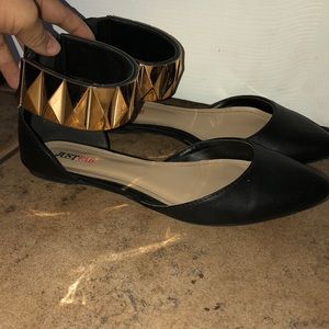 Black JustFab flats with gold anklet